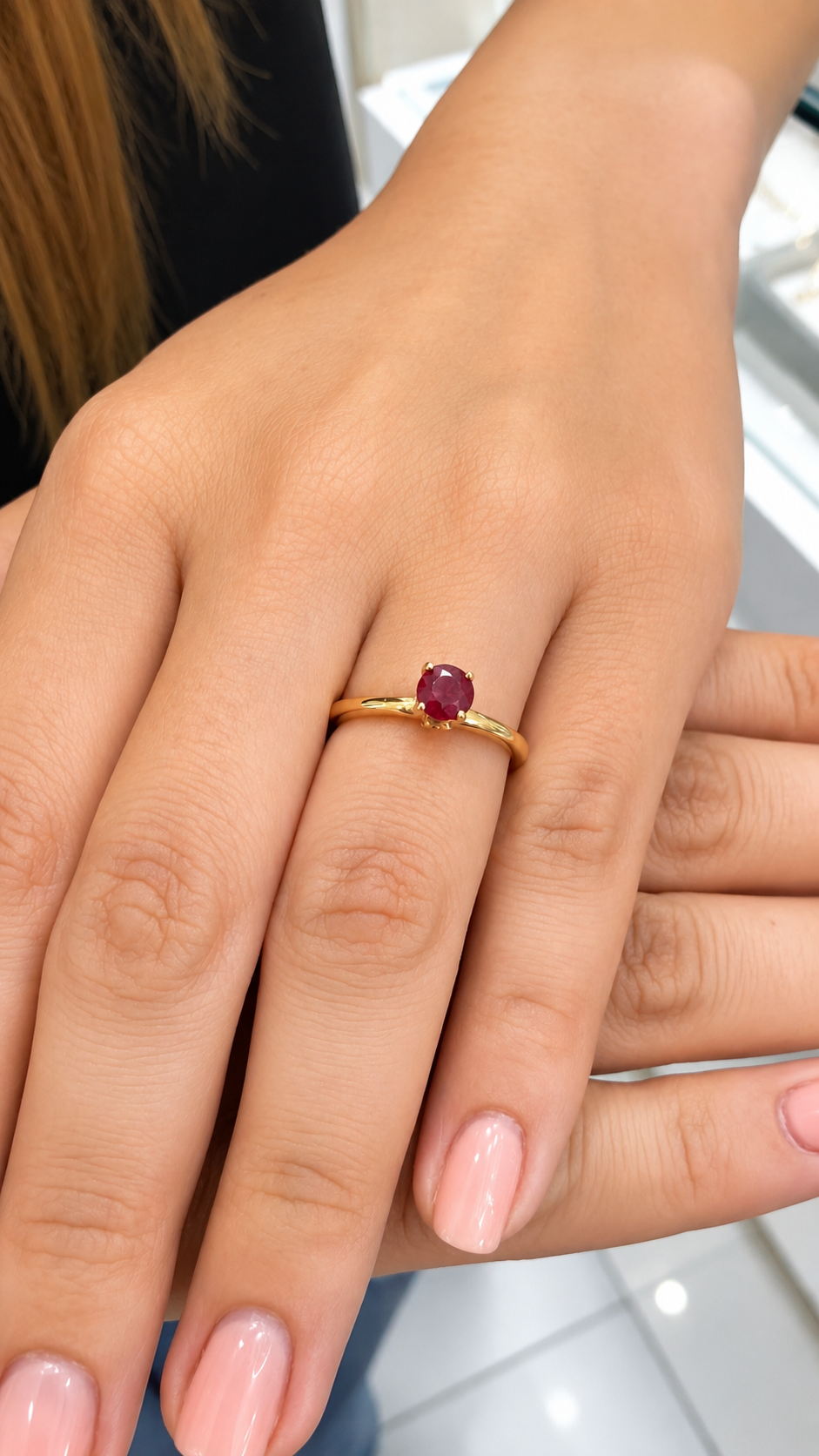 Anillo Solitario en Oro Rosado 18K con Rubí y Diamantes