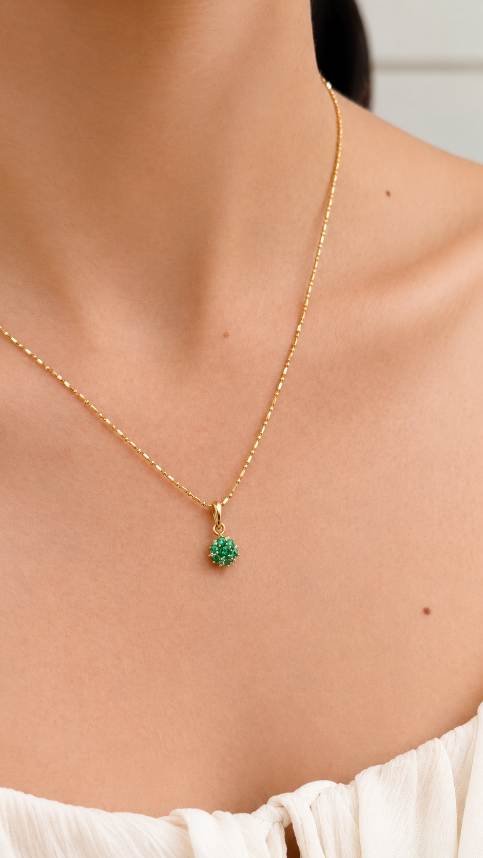 Dije Floral en Oro Amarillo 18K con Esmeraldas y Diamante