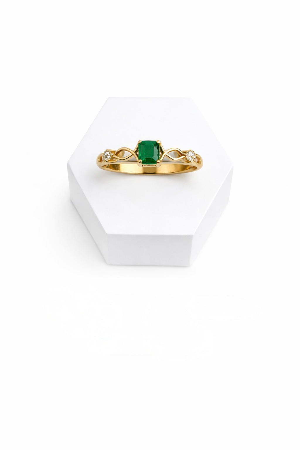 Anillo en Esmeralda y Diamantes