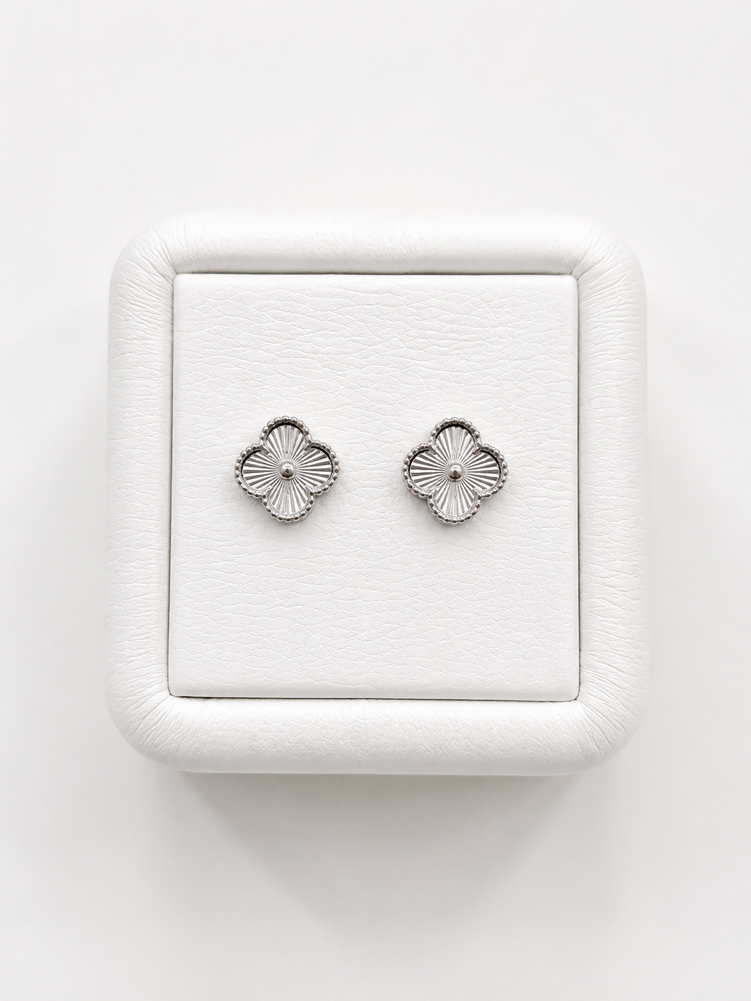 Aretes Flor en Oro Blanco de 18K