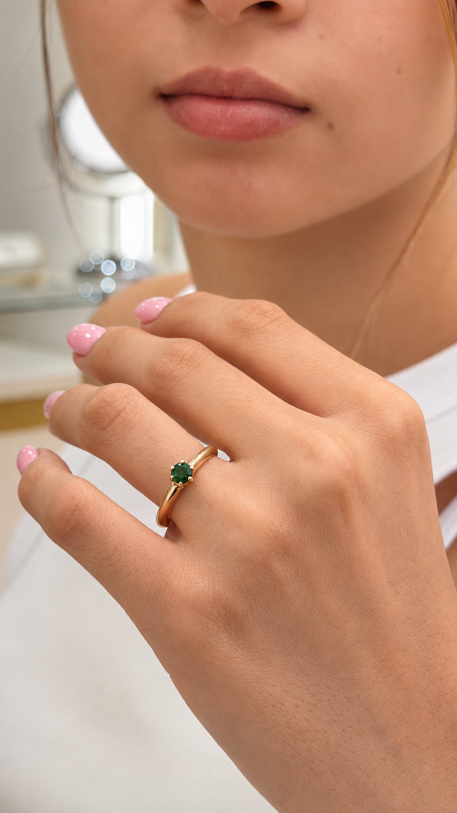 Anillo Solitario en Oro 18K con Esmeralda Natural