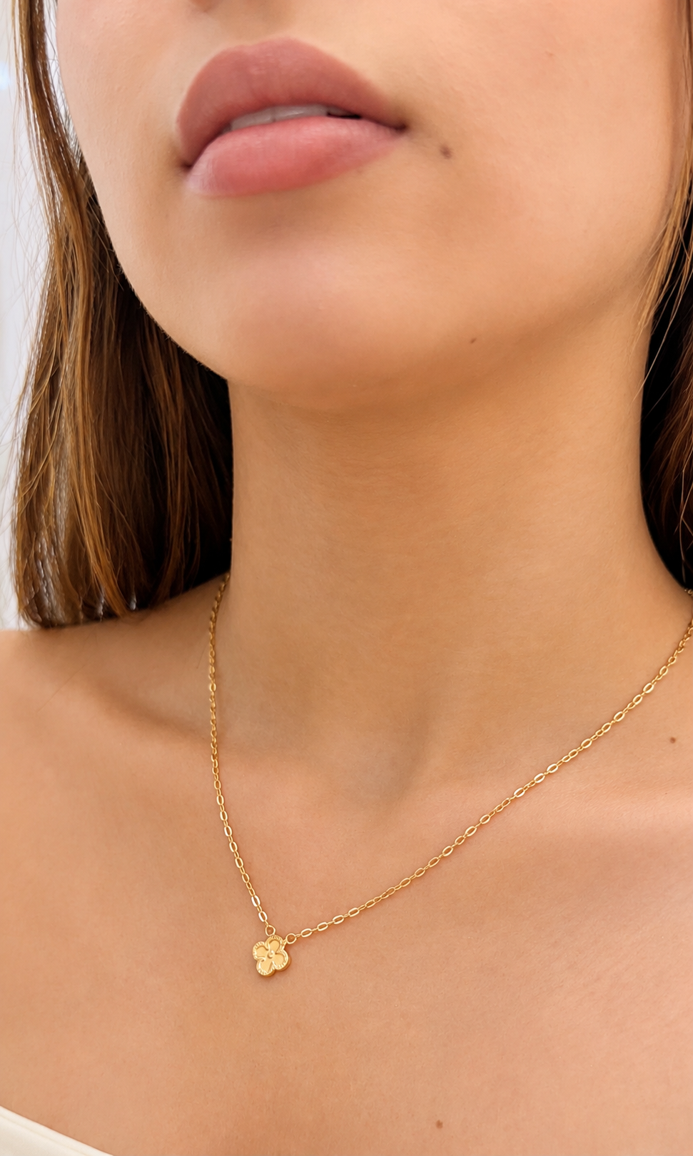 Cadena con dije trebol  en Oro Amarillo 18K