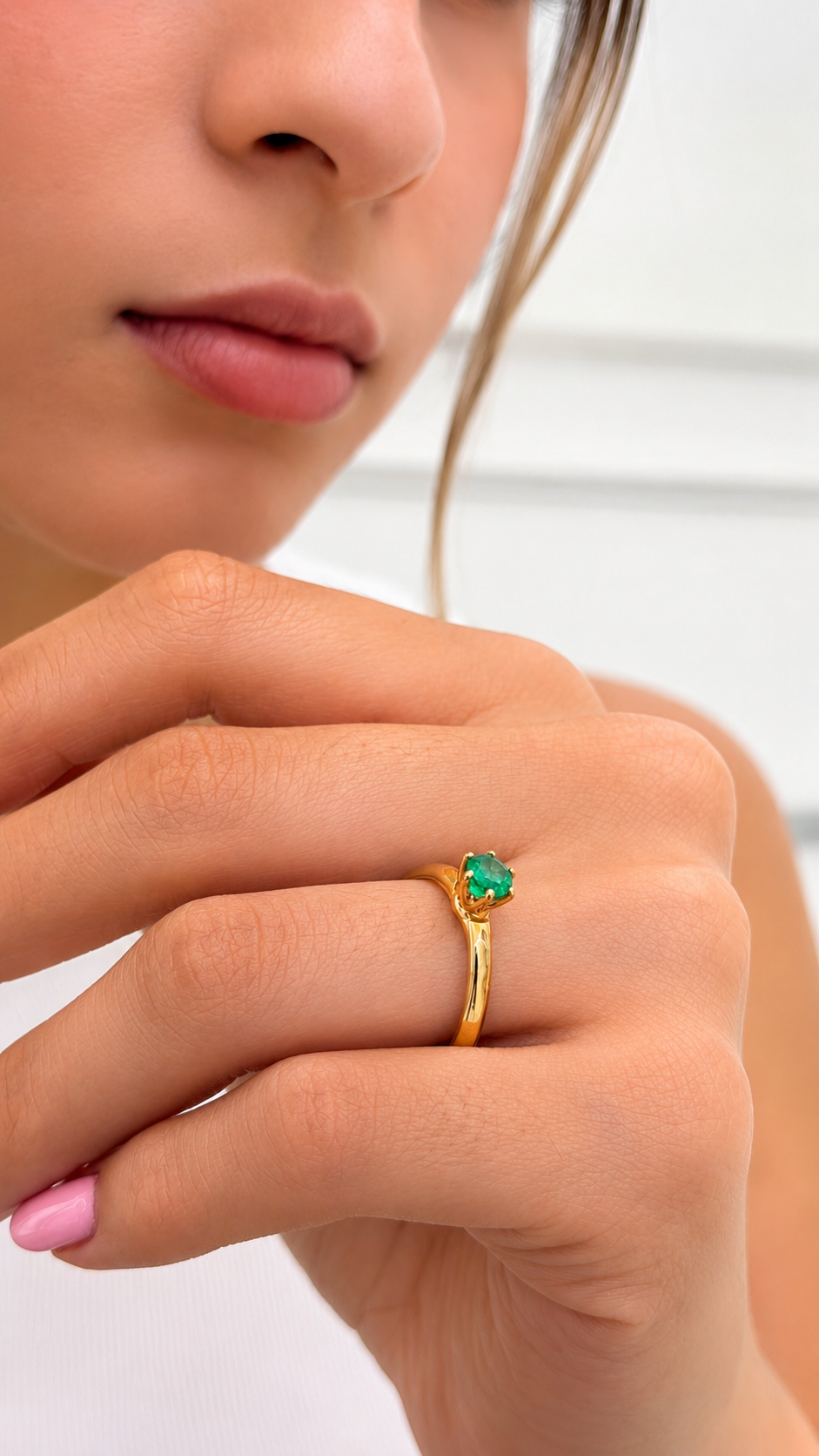 Anillo Solitario en Oro 18K con Esmeralda