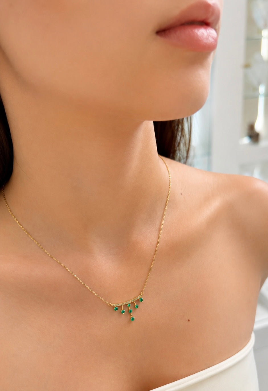 Cadena tejido Hermes con dije en esmeralda natural y diamantes – Oro 18K