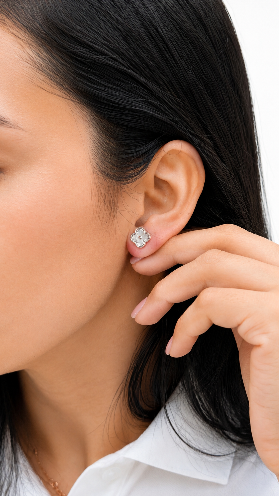 Aretes Flor en Oro Blanco de 18K