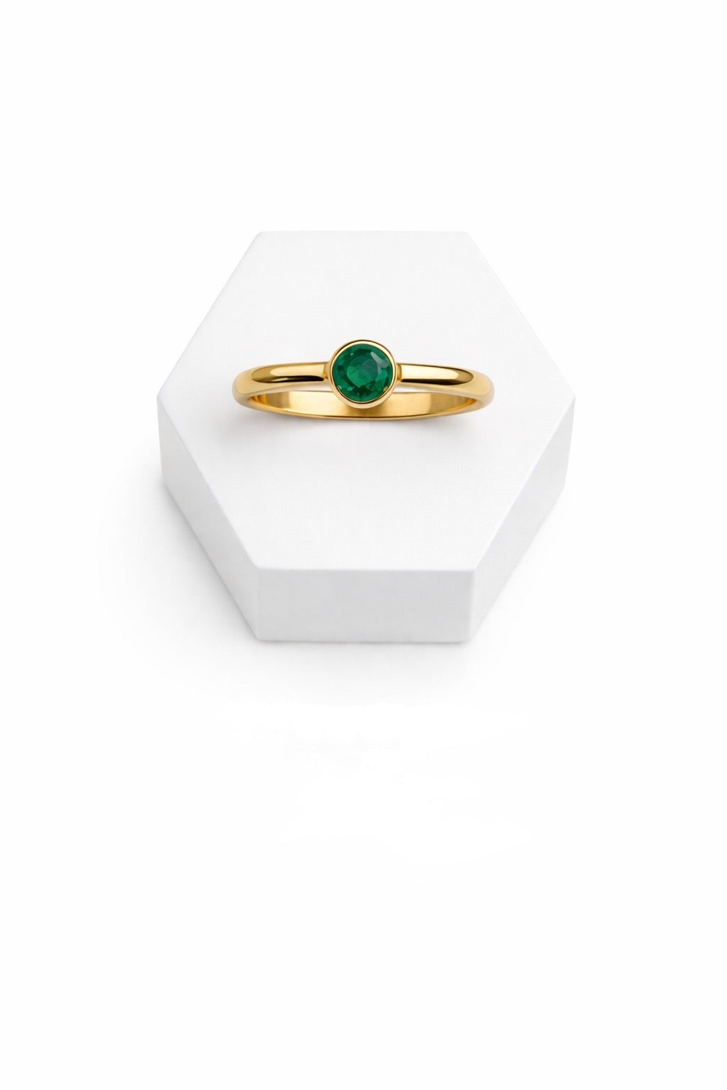 Anillo Solitario en Oro 18K con Esmeralda Natural