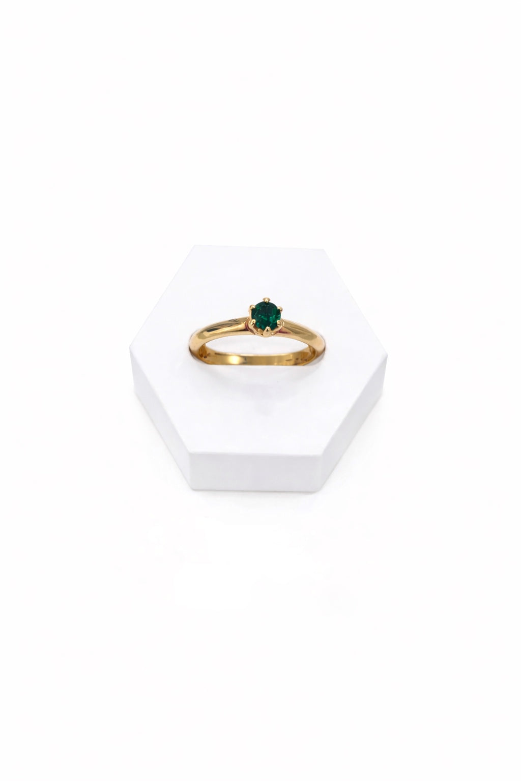 Anillo Solitario en Oro 18K con Esmeralda Natural