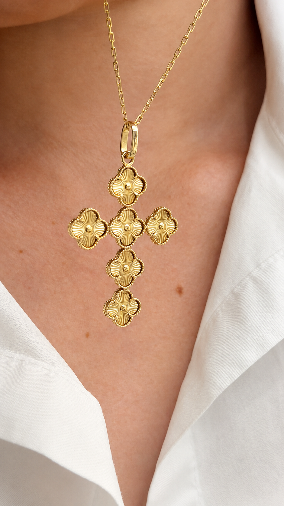 Dije Cruz de Tréboles en Oro Amarillo de 18K