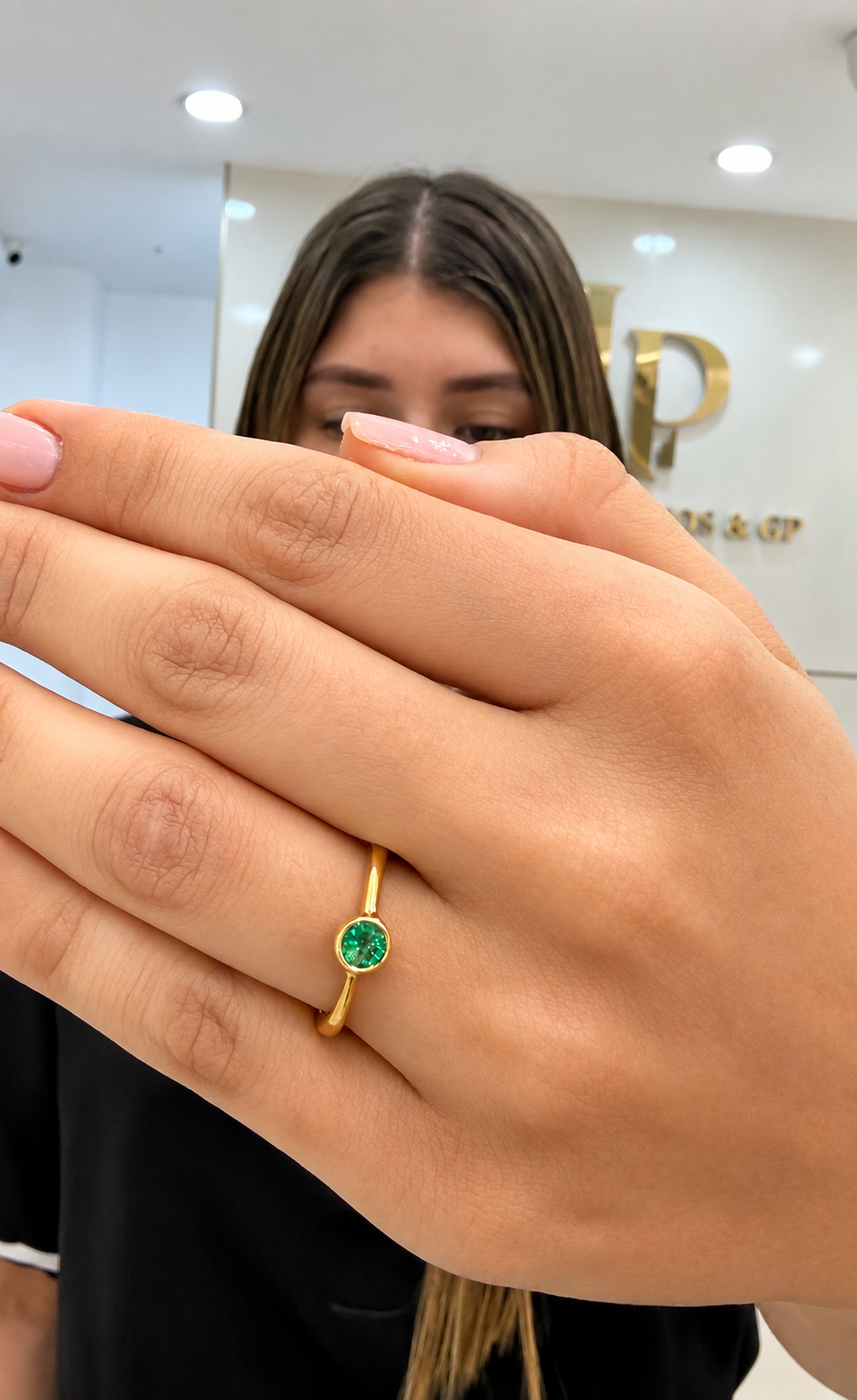 Anillo Solitario en Oro 18K con Esmeralda Natural