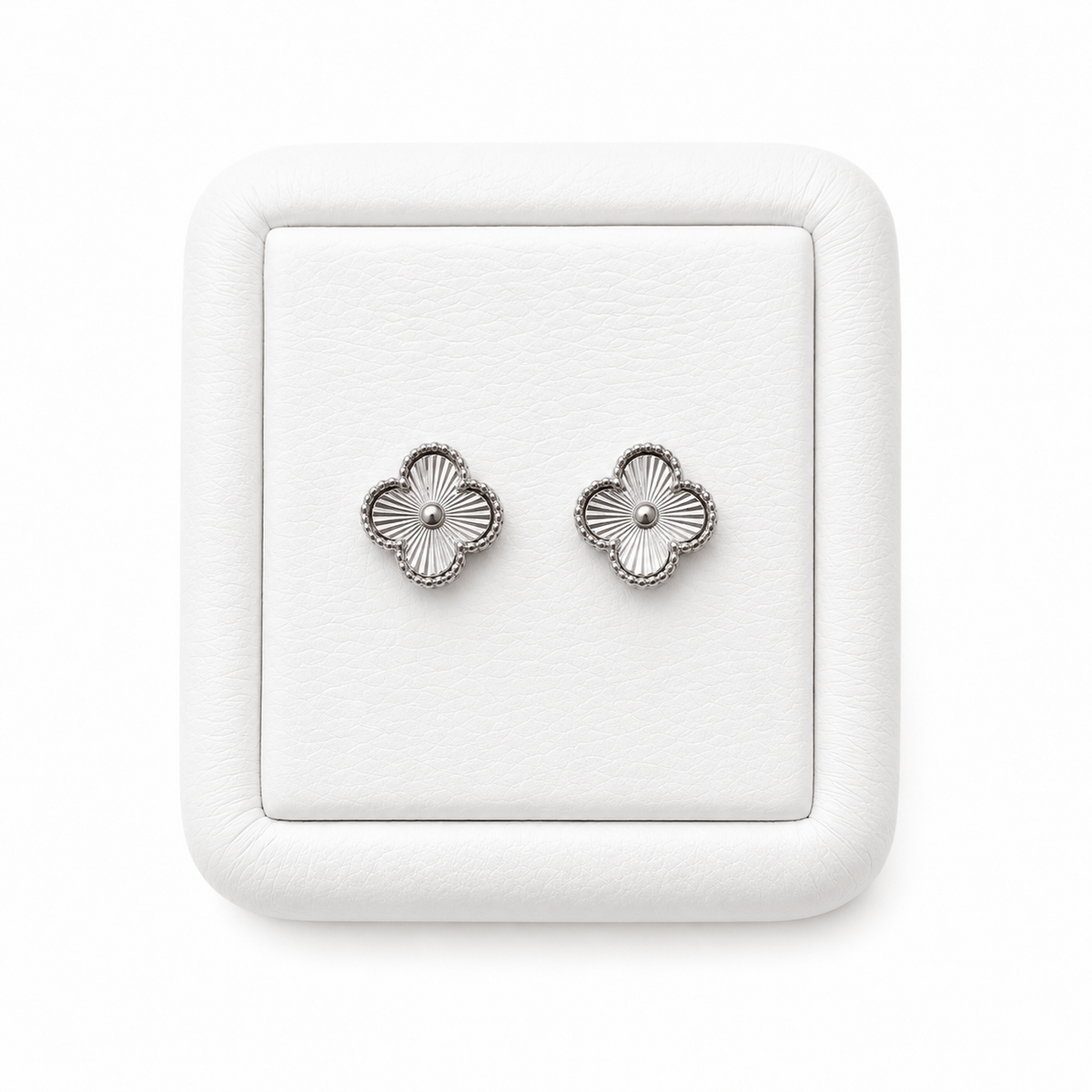Aretes Flor en Oro Blanco de 18K