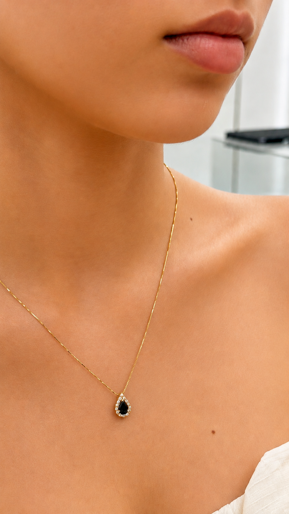 Dije en oro de 18k con  Zafiro y Diamantes