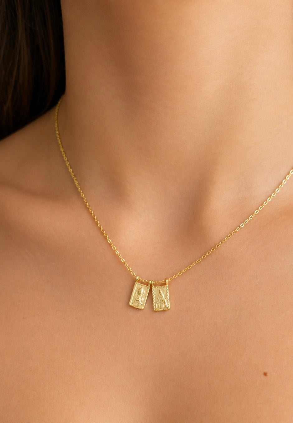 Cadena con dijes en escapulario  en Oro 18K