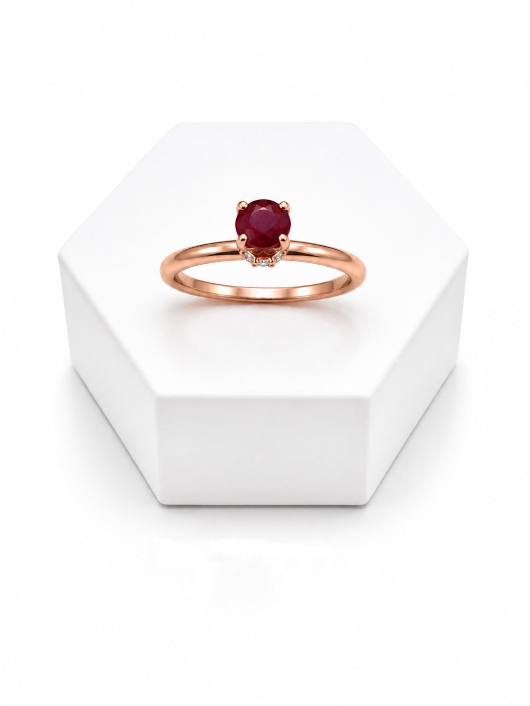 Anillo Solitario en Oro Rosado 18K con Rubí y Diamantes