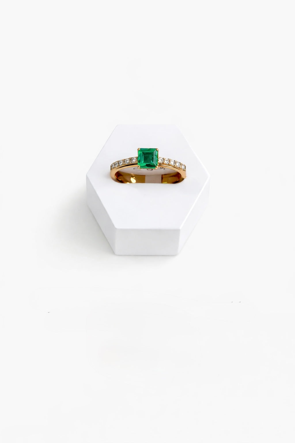 Anillo en Esmeralda y Diamantes – Oro 18K