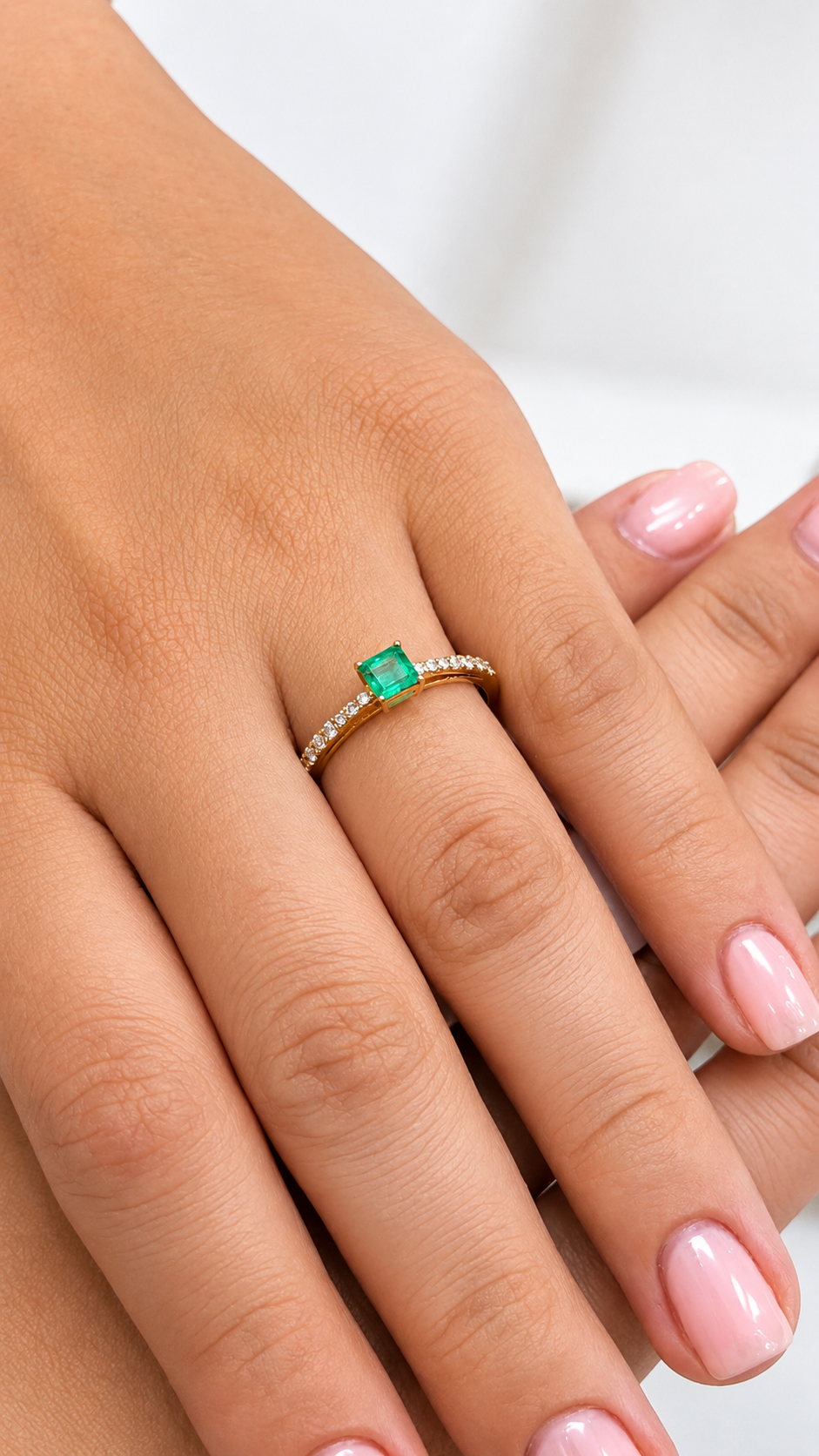 Anillo en Esmeralda y Diamantes – Oro 18K
