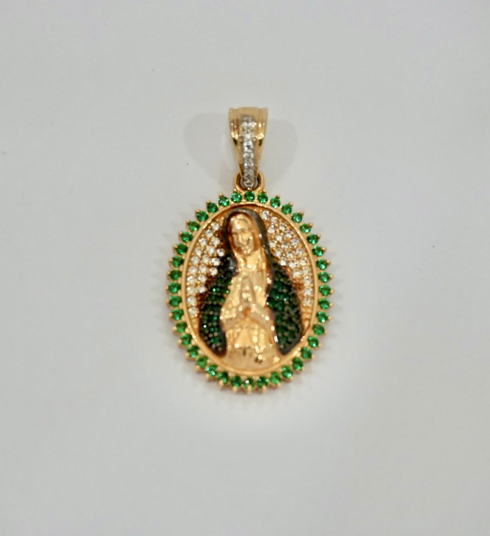 DIJE VIRGEN MARIA EN ORO DE 18K CON CIRCONES VERDES Y BLANCOS 3.3 CM